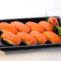 Salmon Sushi (L)